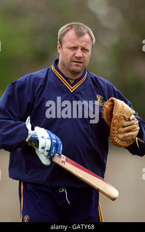 Cricket - Cheltenham & Gloucester Trophy - terzo turno - Staffordshire v Surrey. Keith Medlycott, Surrey CCC Foto Stock