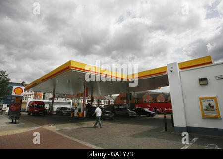 Gli automobilisti si riforniscono di carburante presso un distributore di benzina Shell a Clapham, a sud di Londra, dopo quattro giorni di uscita per i conducenti di autocarri a benzina. Foto Stock