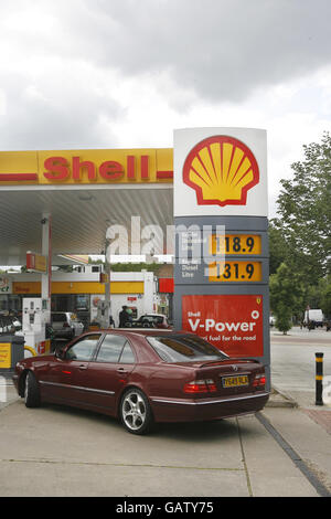 Si accoda in un distributore di benzina Shell a Clapham, a sud di Londra, mentre gli automobilisti si riforniscono di carburante dopo quattro giorni di uscita per i conducenti di autocarri a benzina. Foto Stock