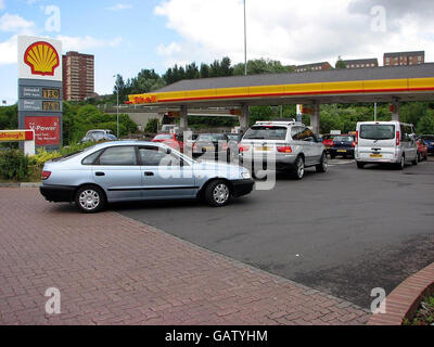 Fila presso una stazione di benzina Shell a Gateshead, vicino al ponte Redheugh, mentre gli automobilisti si riforniscono di carburante seguendo un percorso di quattro giorni per i conducenti di camion a benzina. Foto Stock