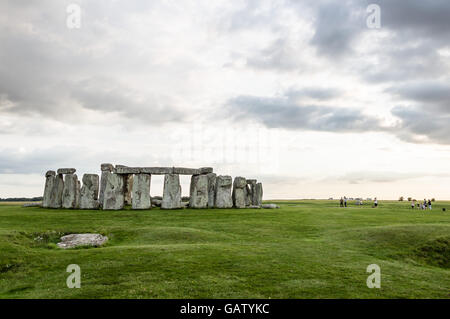Stonehenge un giorno nuvoloso al tramonto. Stonehenge è un monumento preistorico realizzata in un anello di pietre permanente Foto Stock
