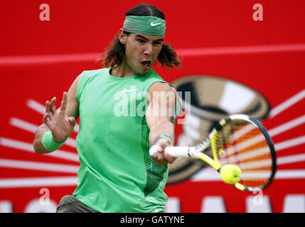 La Spagna Rafael Nadal in azione contro l'Ivo Karlovic della Croazia durante i Campionati Artois al Queen's Club, Londra. Foto Stock