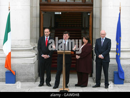 Il ministro irlandese degli Affari esteri Micheal Martin, Taoiseach Brian Cowen, il leader democratico progressivo Mary Harney e il leader del Partito Verde John Gormley tengono una conferenza stampa presso gli edifici governativi di Dublino dopo che il popolo irlandese ha respinto oggi il referendum sul trattato di Lisbona. Foto Stock