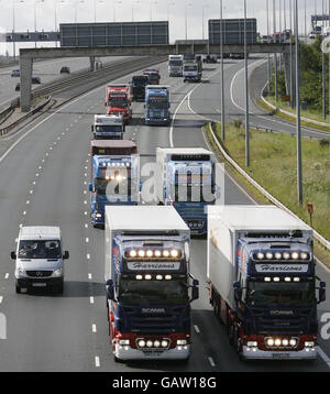 Parte della protesta contro il Viadotto di Thellwall, Cheshire sulla M6 viaggiando verso nord. Foto Stock