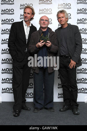 (Da sinistra a destra) Mike Rutherford, Phil Collins e Tony Banks of Genesis con IL PREMIO MOJO Lifetime Achievement Award durante la cerimonia di premiazione della lista degli onorificenze Mojo alla fabbrica di birra, Londra orientale. Foto Stock