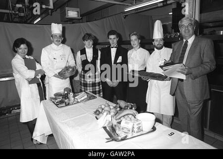 Alcuni dei finalisti del Young Chef of the Year e dei concorsi Young waiter of the Year al Grosvenor House Hotel di Londra. Con loro sono esperti di cucina Delia Smith, sinistra, e Robert Carrier, destra. I concorrenti (cuochi in bianco) sono di sinistra, Stephen Duffield, Alison Packwood, David McCutcheon, Deborah Griffin e Richard Green. Foto Stock