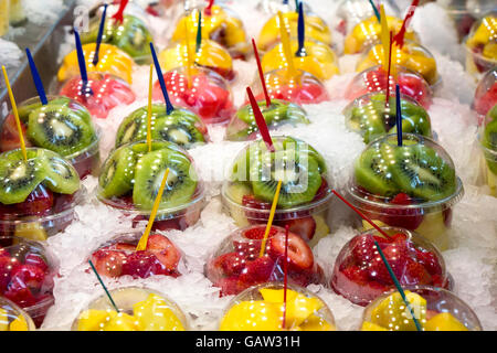 Frutta fresca insalata di cocktail in bicchieri di plastica su un mercato in stallo Foto Stock