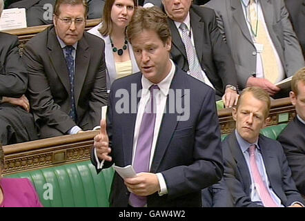 Il leader del partito liberal-democratico Nick Clegg durante le interrogazioni del primo ministro alla Camera dei Comuni, Londra. Foto Stock