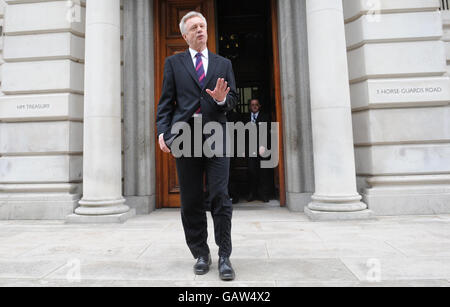 Il conservatore David Davis dopo aver consegnato le sue dimissioni al Cancelliere Alistair Darling al Tesoro di Londra. Foto Stock