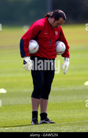 Calcio - AXA fa Cup - finale - Arsenal v Southampton - Arsenal press day. David Seaman, il portiere dell'Arsenal, si siede in allenamento Foto Stock