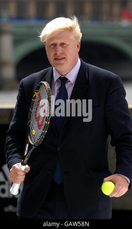 Il sindaco di Londra Boris Johnson Outside County Hall, Londra, durante il lancio di una campagna sulla partecipazione sportiva. Foto Stock