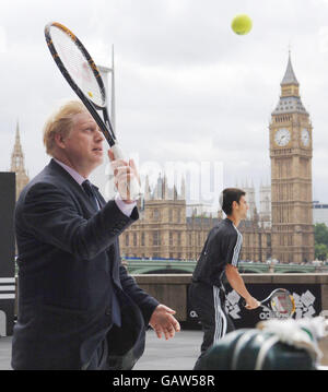 Il sindaco di Londra Boris Johnson e Novak Djokovic fuori dalla County Hall, Londra, durante il lancio di una campagna sulla partecipazione sportiva. Foto Stock