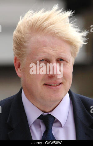 Il sindaco di Londra Boris Johnson Outside County Hall, Londra, durante il lancio di una campagna sulla partecipazione sportiva. Foto Stock