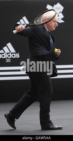 Avvio di una campagna sulla partecipazione sportiva. Il sindaco di Londra Boris Johnson al di fuori della County Hall, Londra, durante il lancio di una campagna sulla partecipazione sportiva. Foto Stock