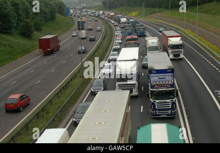 Protesta del carburante. I camionisti formano un convoglio lungo la M62 nel West Yorkshire per protestare contro gli elevati prezzi del carburante. Foto Stock