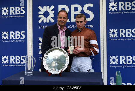 Jockey Ryan Moore (a destra) dopo aver vinto l'handicap RBS su Lady Grace, durante la giornata irlandese all'ippodromo di Sandown Park. Foto Stock