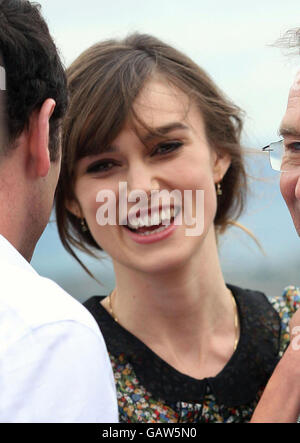 Keira Knightsley a una fotocellula per 'Edge of Love' alle difese occidentali, Castello di Edimburgo. Il film ha è prima mondiale stasera al festival. Foto Stock