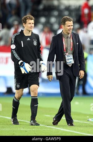 Calcio - Campionato europeo UEFA 2008 - Gruppo B - Austria / Germania - Stadio Ernst Happel. Il portiere tedesco Jens Lehmann e il Team manager Oliver Bierhoff dopo il gioco Foto Stock