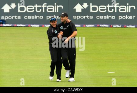 Cricket - NatWest Series - seconda Giornata Internazionale - Inghilterra / Nuova Zelanda - Edgbaston. Daniel Vettori, neozelandese, celebra la cattura di Ian Bell in Inghilterra Foto Stock