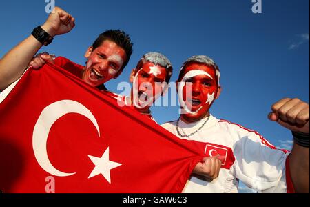 Calcio - Campionato europeo UEFA 2008 - quarto finale - Croazia v Turchia - Stadio Ernst Happel. Tifosi tacchino fuori terra Foto Stock