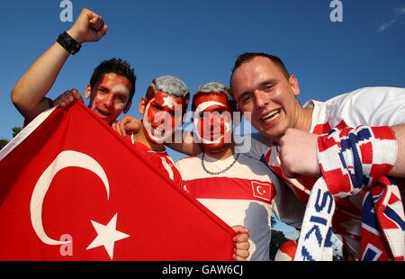 Calcio - Campionato europeo UEFA 2008 - quarto finale - Croazia v Turchia - Stadio Ernst Happel. Turchia e Croazia tifosi fuori dal campo pre match Foto Stock