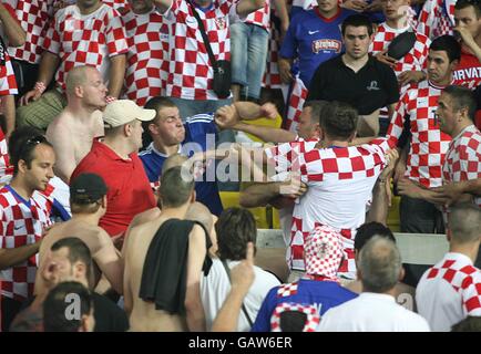 Calcio - Campionato europeo UEFA 2008 - quarto finale - Croazia v Turchia - Stadio Ernst Happel. I tifosi croati combattono tra loro nelle tribune Foto Stock