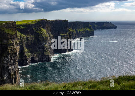 Le Scogliere di Moher - situato presso il bordo sudoccidentale del Burren regione nella contea di Clare, Irlanda. Foto Stock