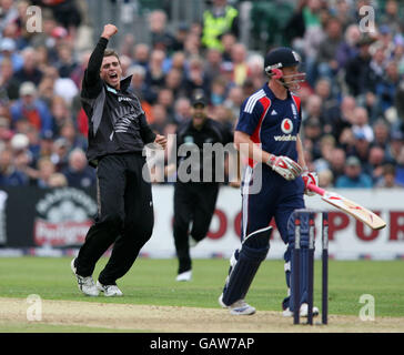 Tim Southee della Nuova Zelanda celebra dopo aver proclamato il wicket del capitano inglese Paul Collingwood. Foto Stock