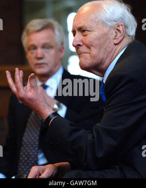 L'ex ministro laburista Tony Benn (destra) si unisce all'ex deputato conservatore David Davis in un dibattito sulle libertà civili tenutosi all'Himymers College, Hull. Foto Stock