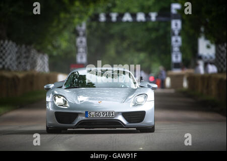 Una Porsche Spyder 918 rigidi fino alla collina del 25 giugno 2016 al Festival di Goodwood di velocità 2016 Foto Stock