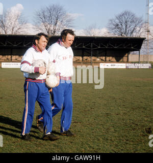 Calcio - Campionato europeo qualificatore - Gruppo uno - Inghilterra / Portogallo - Inghilterra Training. Il manager inglese Don Revie (r) e l'allenatore Les Cocker (l) lasciano il campo al Southbury Road Ground di Enfield dopo una sessione di allenamento Foto Stock