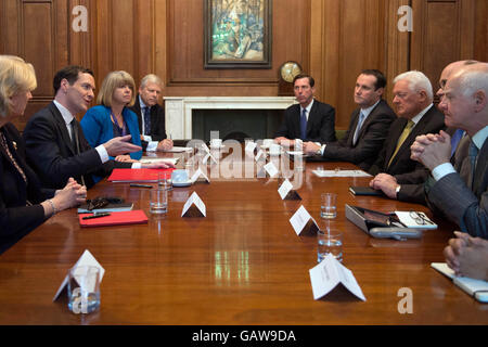 Il cancelliere George Osborne (seconda a sinistra) tiene una riunione con i senior banchieri (da sinistra) Ms Jayne-Anne Gadhia, vergine, Harriet Baldwin, Alan Dickinson, Lloyds, Craig Donaldson, Metro, John McFarlane, Douglas Flint, HSBC, e Sir Howard Davies, RBS, al 11 di Downing Street a Londra. Foto Stock
