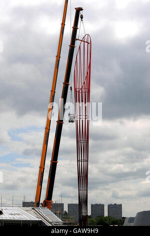 I lavoratori aggiungono la cima della torre Aspire al Jubille Campus, Nottingham University, la più alta opera d'arte pubblica britannica Foto Stock