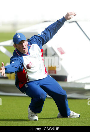 Cricket - Inghilterra / Zimbabwe - primo test npower - Nets. Anthony McGrath in Inghilterra alla sessione odierna delle reti Foto Stock