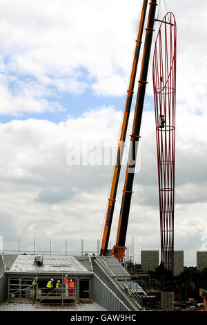 I lavoratori aggiungono la cima della torre Aspire al Jubille Campus, Nottingham University, la più alta opera d'arte pubblica britannica Foto Stock