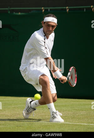 Marcos Bagdatis di Cipro in azione durante i Campionati Wimbledon 2008 presso l'All England Tennis Club di Wimbledon. Foto Stock