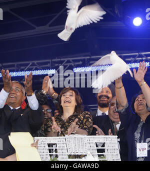 Cherie Blair rilascia le colombe in una fotocellula durante il Concerto Internazionale della Giornata delle vedove in aiuto del Loomba Trust in Trafalgar Square, nel centro di Londra. Foto Stock