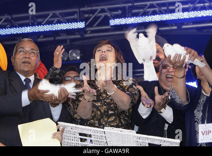 Cherie Blair rilascia le colombe durante una fotocellula al Concerto Internazionale della Giornata delle vedove in aiuto del Loomba Trust in Trafalgar Square, nel centro di Londra. Foto Stock