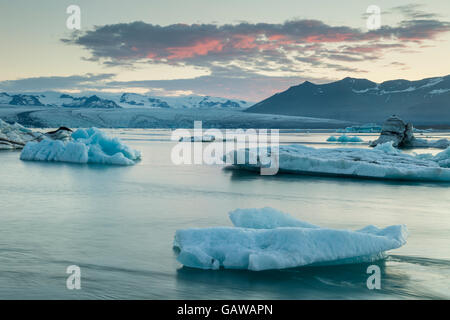 Sunrise a Jokulsarlon laguna glaciale, Islanda. Foto Stock