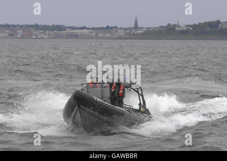 Funzionari marittimi dell'esecutivo a bordo del CERCATORE di taglierina di dogana HM durante un exersise su Lough di Belfast oggi. Foto Stock