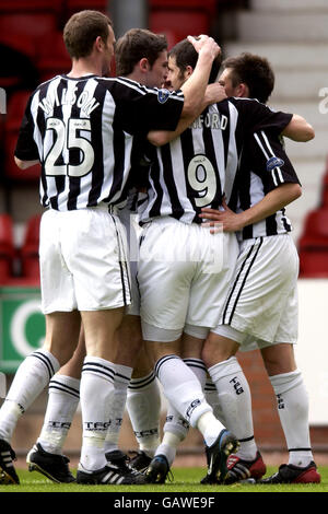 Calcio - Banca di Scozia Premier Division - Dunfermline Athletic / Kilmarnock. I giocatori di Dunfermline Athletic festeggiano dopo aver segnato il gol di apertura segnato da Barry Nicholson Foto Stock