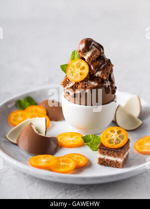 Brownie con cioccolato al latte fuso e alcuni kumquat fette Foto Stock