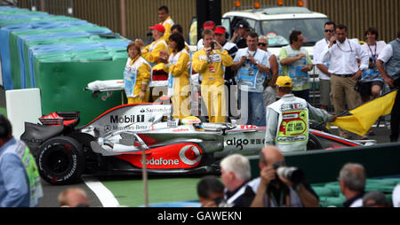 Formula uno Motor Racing - Gran Premio di Francia - gara - Magny Cours. Lewis Hamilton è diretto alle spalle delle garages dopo il decimo arrivo nel Gran Premio a Magny-Cours, Nevers, Francia. Foto Stock