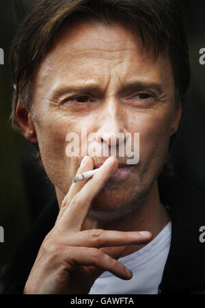 Robert Carlyle fuma una sigaretta fuori dal Point Hotel di Edimburgo, davanti al primo posto mondiale del suo nuovo film Summer, che è in mostra come parte del Festival Internazionale del Cinema di Edimburgo. Foto Stock