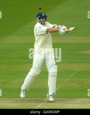 Cricket - Inghilterra / Zimbabwe - primo test npower. L'inglese Ashley Giles colpisce Foto Stock