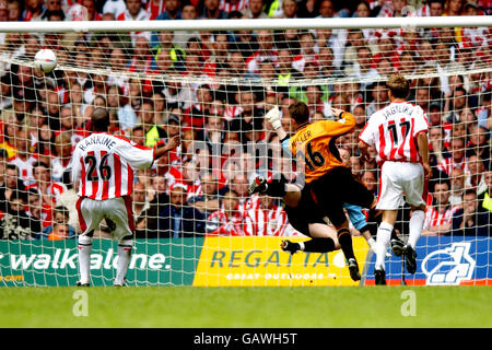 Il Kenny Miller di Wolverhampton Wanderers si trova tra il Mark di Sheffield United Rankine (l) e Phil Jagielka (r) segnano il 3° Porta oltre il portiere di Sheffield United, Paddy Kenny Foto Stock