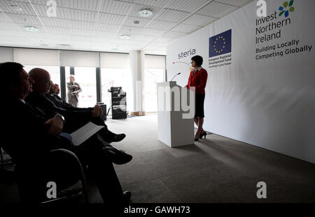 Il Ministro dell'economia Arlene Foster ha parlato a una conferenza stampa nell'edificio Invest Ni di Belfast. Il Ministro ha annunciato che la società ICT Steria intende istituire un Centro di eccellenza a Belfast. Foto Stock