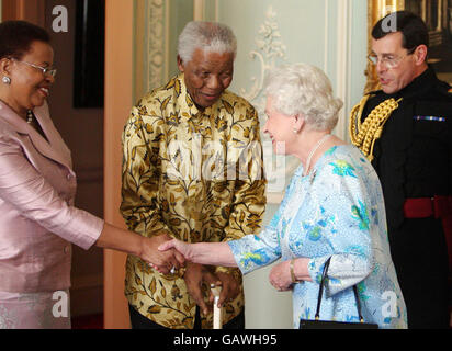 La regina britannica Elisabetta II incontra l'ex presidente sudafricano Nelson Mandela e sua moglie Graca Machel a Buckingham Palace, Londra. Foto Stock