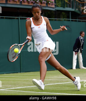 Anne Keothavong della Gran Bretagna durante la sua partita doppia con Melanie South durante i Campionati di Wimbledon all'All England Lawn Tennis Club, Wimbledon, Londra. Foto Stock