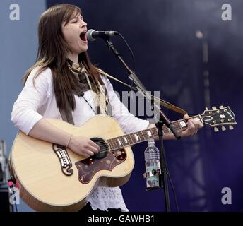 Amy MacDonald si esibisce sul palco all'Isle of Wight Festival 2008 al Seaclose Park sull'Isola di Wight. Foto Stock